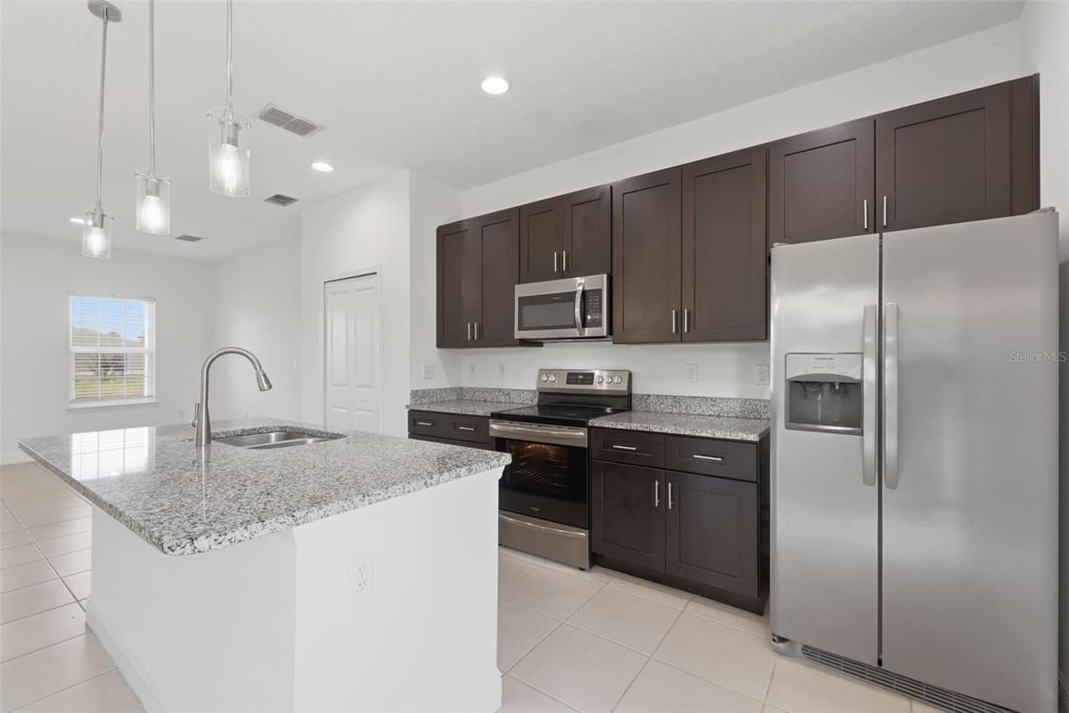 304 BEGONIA COURT — photo 10 of 32