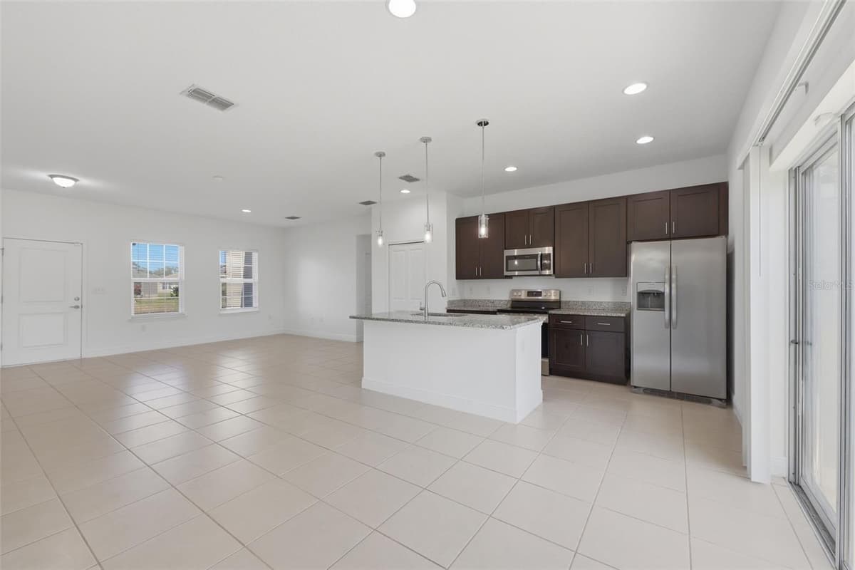 304 BEGONIA COURT — photo 8 of 32