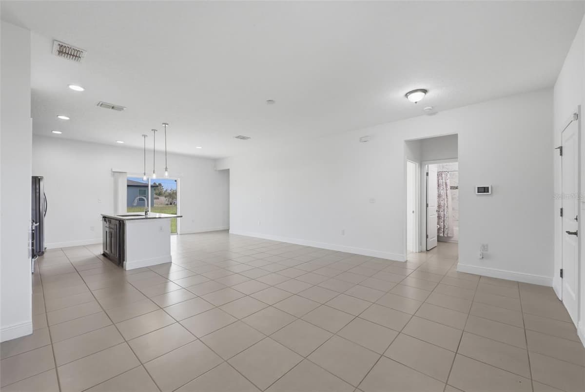 304 BEGONIA COURT — photo 6 of 32