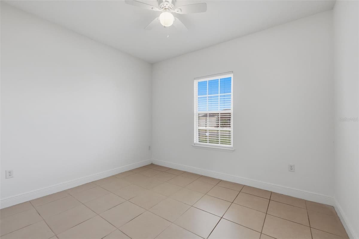 304 BEGONIA COURT — photo 15 of 32