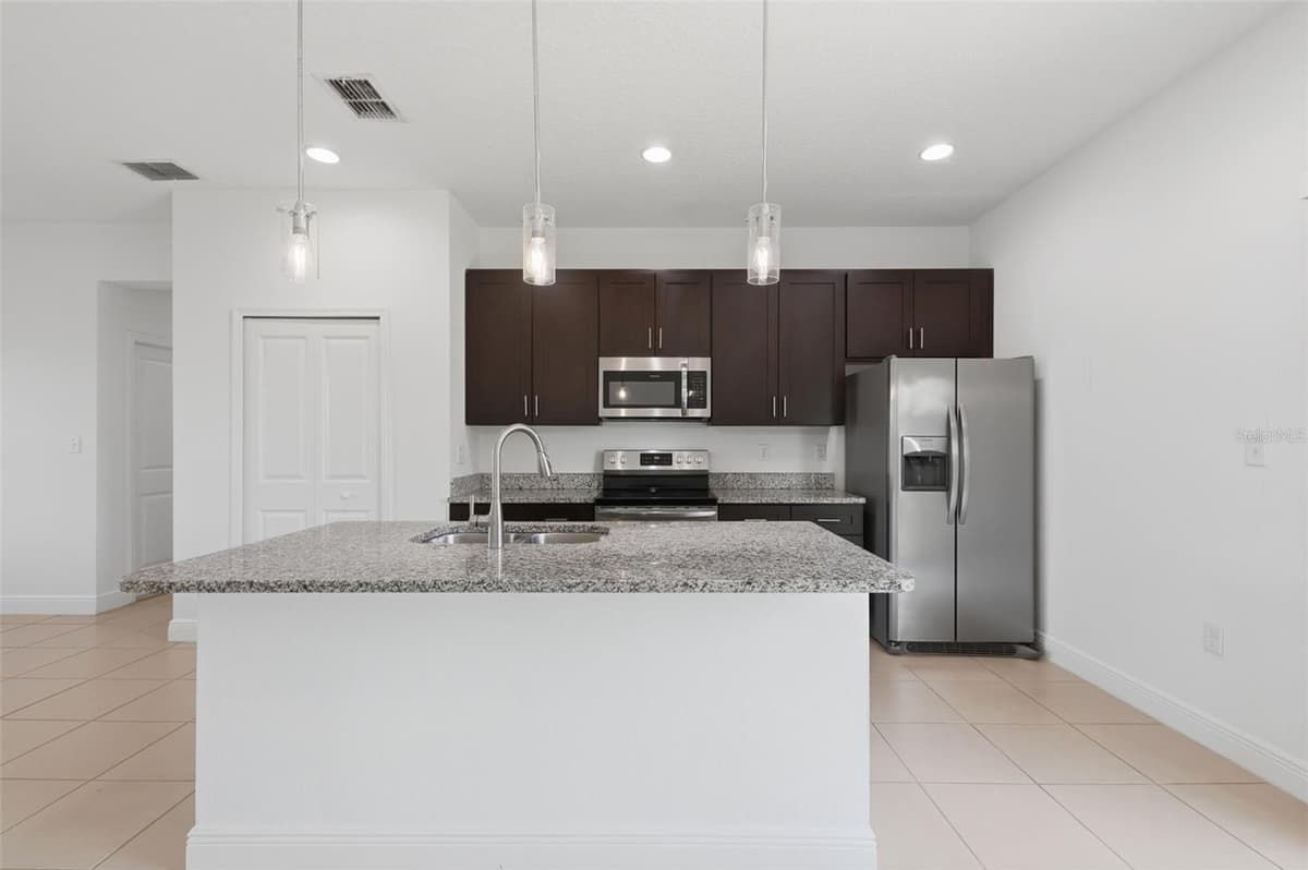304 BEGONIA COURT — photo 9 of 32