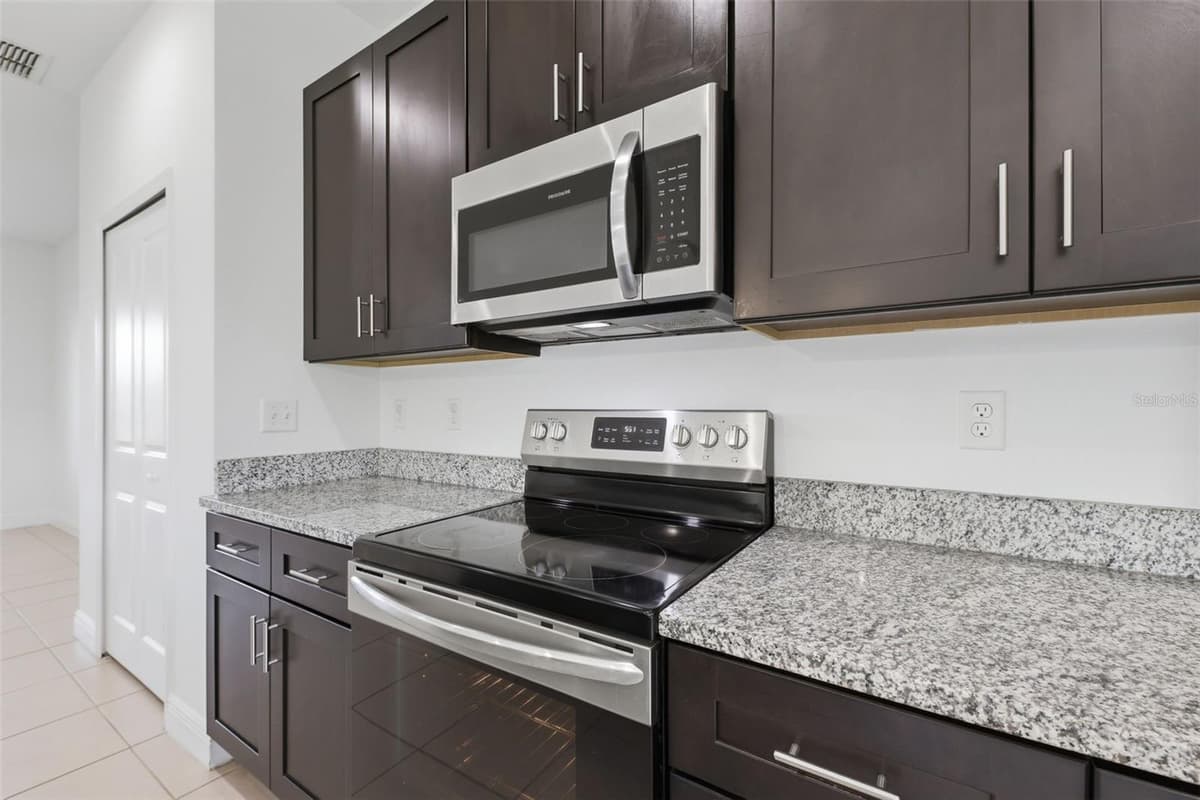 304 BEGONIA COURT — photo 12 of 32