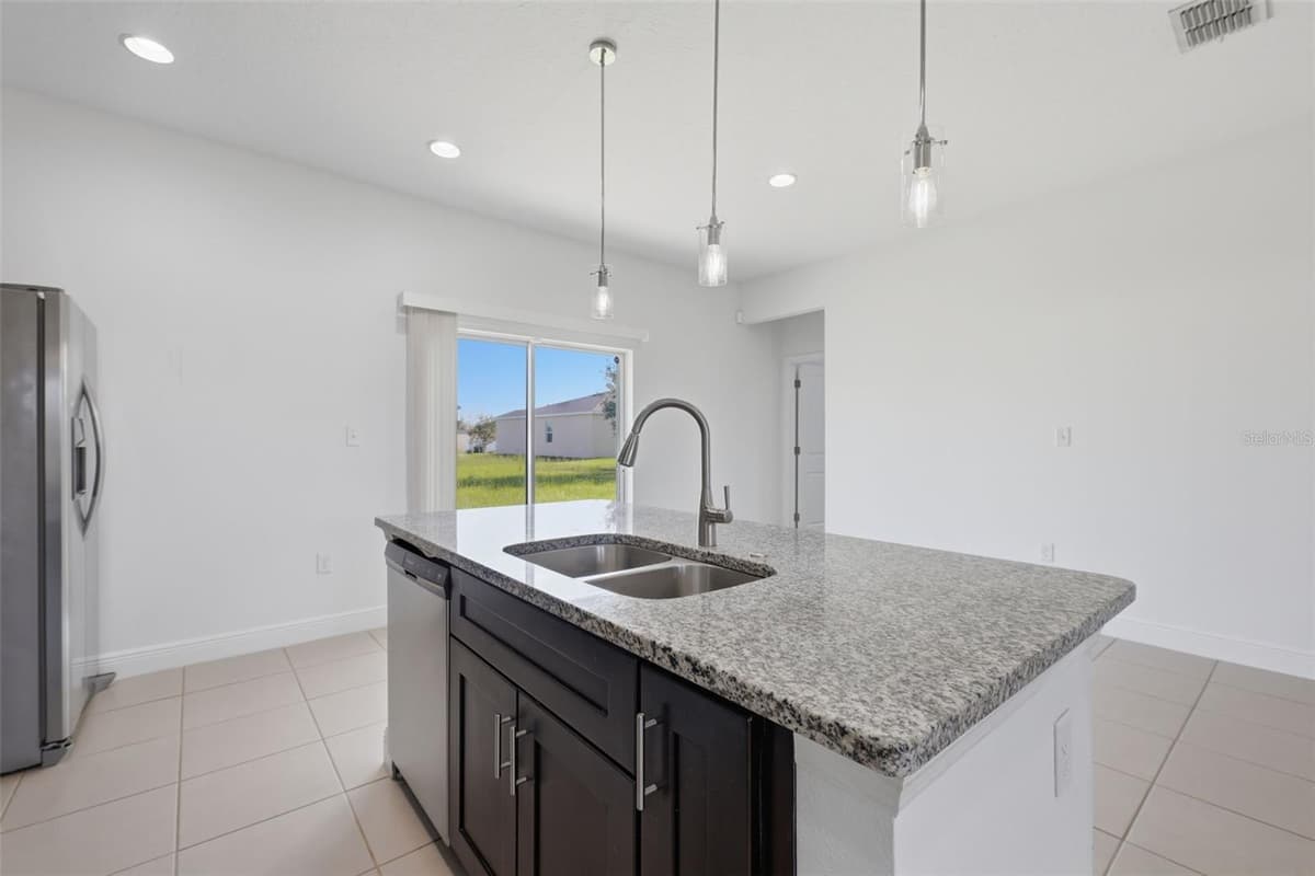 304 BEGONIA COURT — photo 14 of 32