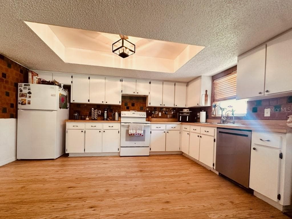 1831 KIM ACRES LANE — photo 2 of 15