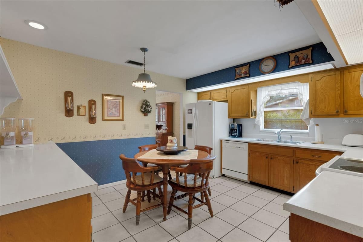 402 ABERDEEN COURT — photo 11 of 35