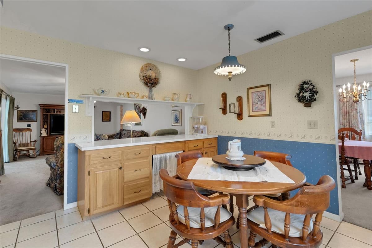 402 ABERDEEN COURT — photo 10 of 35