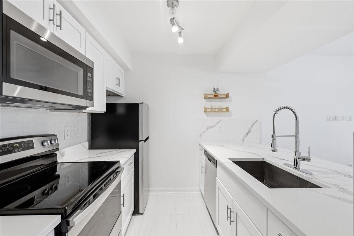 6074 PEREGRINE AVENUE — photo 5 of 27