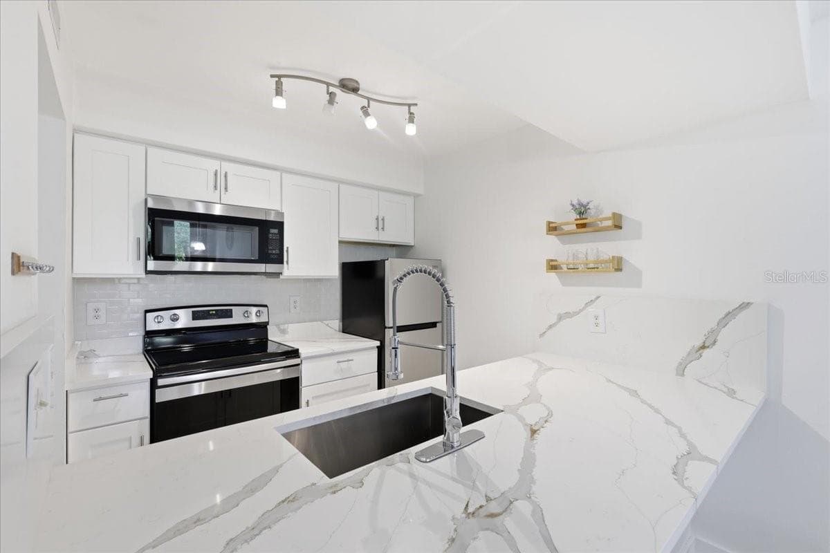 6074 PEREGRINE AVENUE — photo 4 of 27
