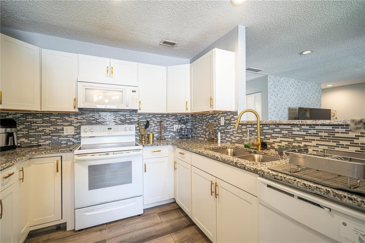 3816 CORTEZ DRIVE — photo 5 of 14