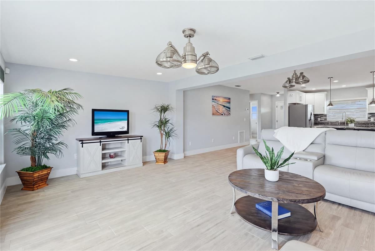712 POINSETTIA AVENUE — photo 16 of 44