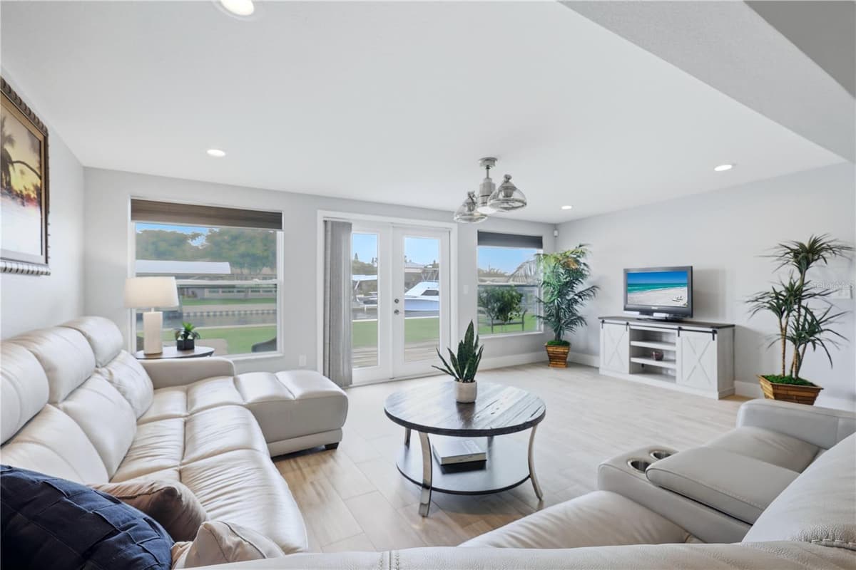 712 POINSETTIA AVENUE — photo 15 of 44