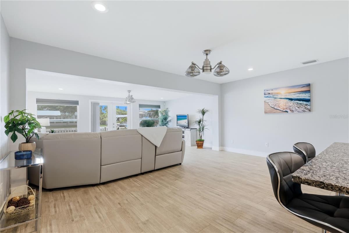 712 POINSETTIA AVENUE — photo 14 of 44