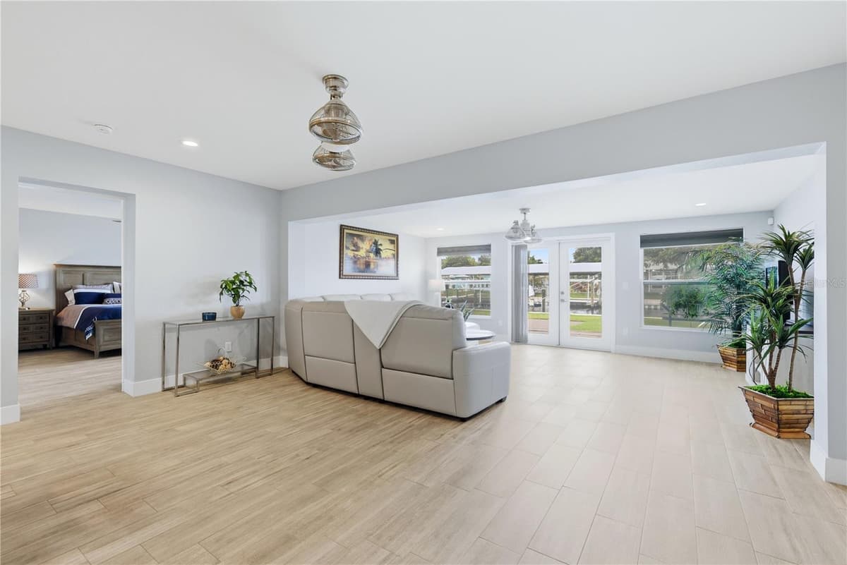 712 POINSETTIA AVENUE — photo 13 of 44