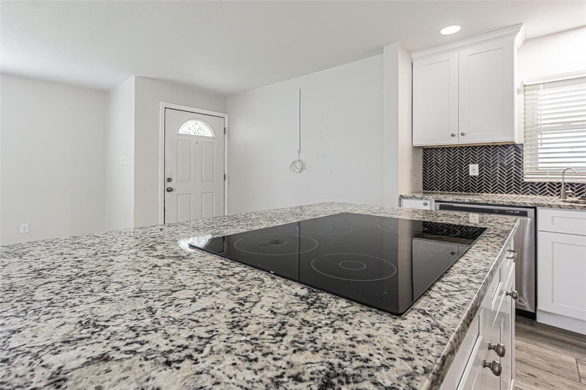 925 CEDARWOOD AVENUE — photo 9 of 25