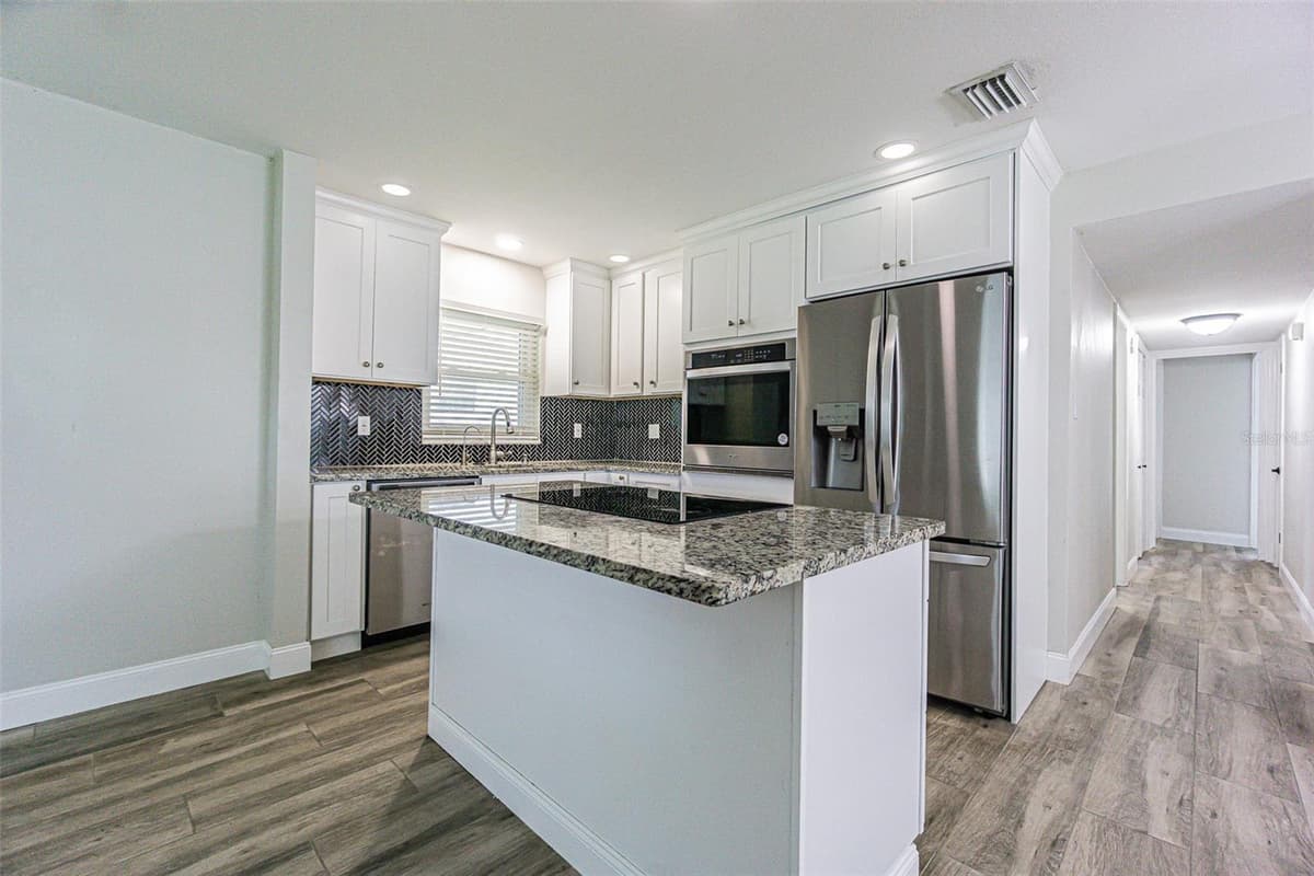 925 CEDARWOOD AVENUE — photo 10 of 25