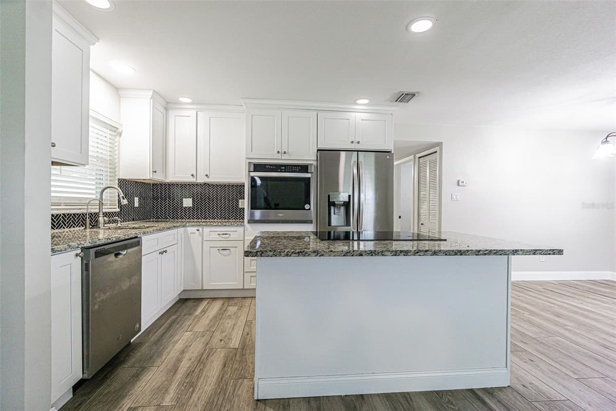 925 CEDARWOOD AVENUE — photo 8 of 25