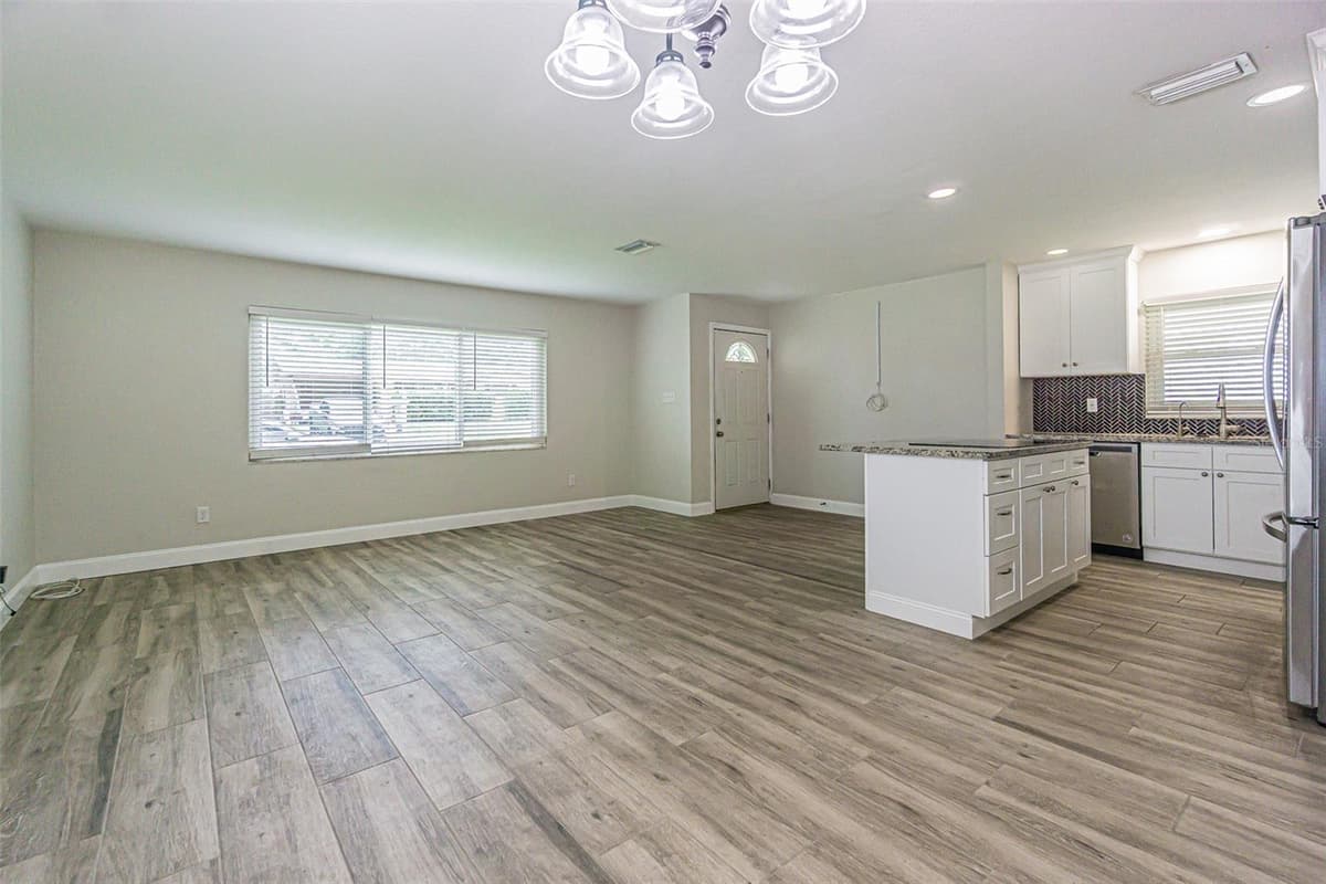 925 CEDARWOOD AVENUE — photo 5 of 25