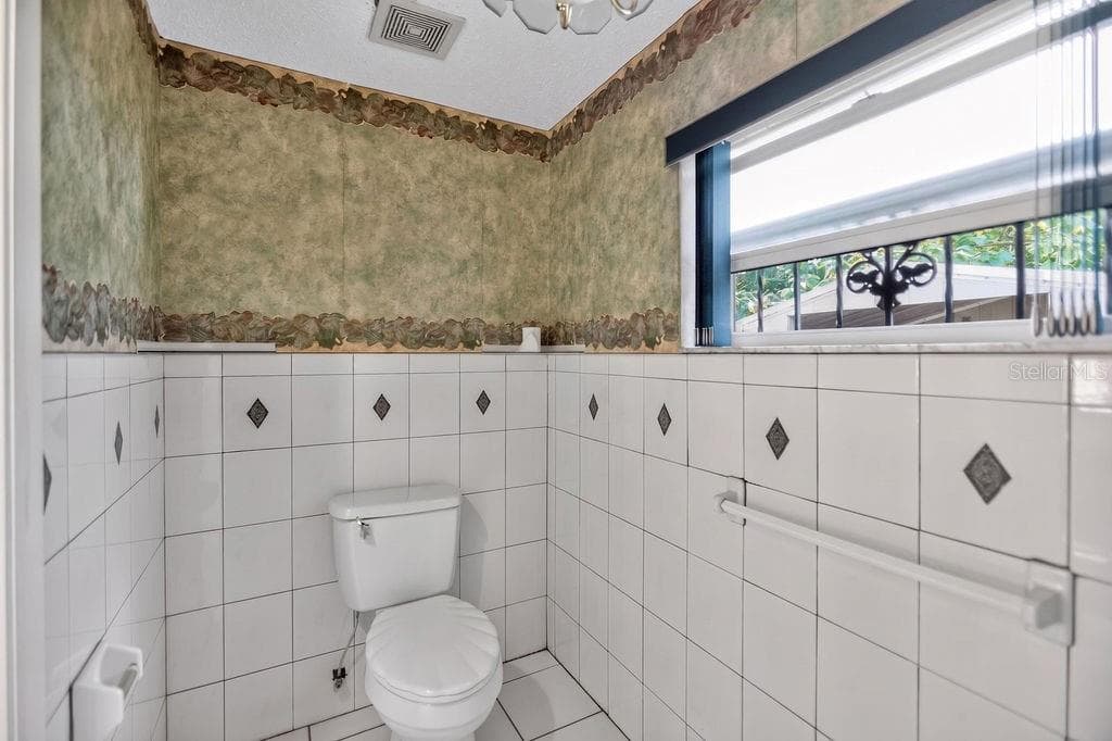 421 FREDERICK AVENUE — photo 7 of 33