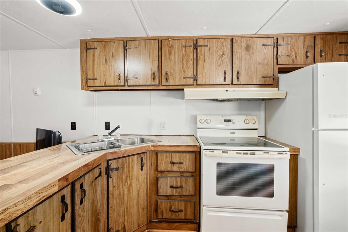 5318 ASTRID DRIVE — photo 7 of 33