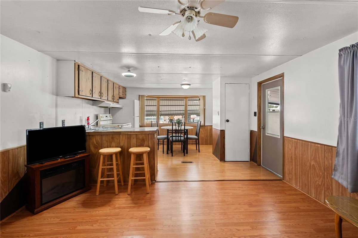 5318 ASTRID DRIVE — photo 13 of 33