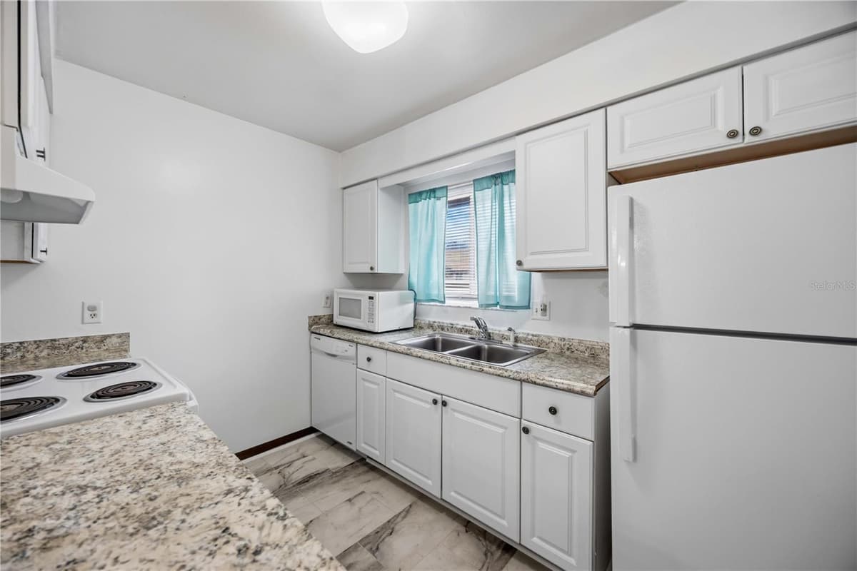 2752 HIDDEN LAKE BOULEVARD — photo 14 of 29