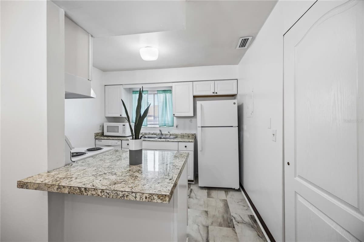 2752 HIDDEN LAKE BOULEVARD — photo 13 of 29