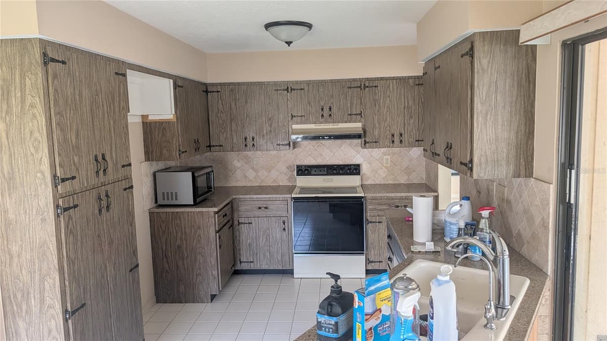 3720 PIN OAKS STREET — photo 3 of 15