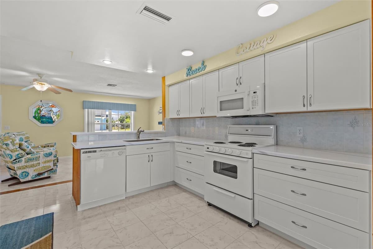 3388 OLEANDER DRIVE — photo 19 of 47