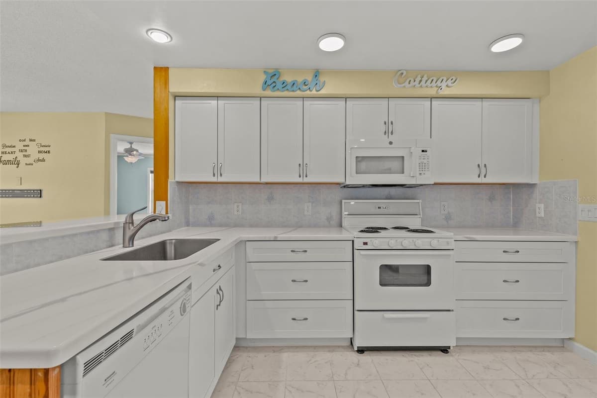 3388 OLEANDER DRIVE — photo 18 of 47