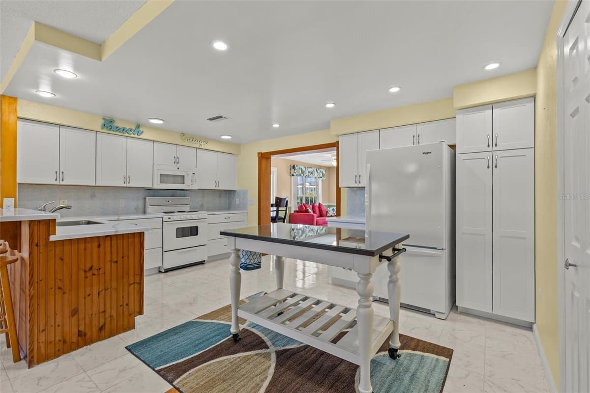 3388 OLEANDER DRIVE — photo 16 of 47