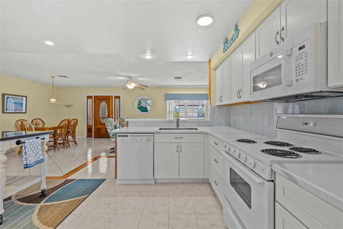 3388 OLEANDER DRIVE — photo 20 of 47