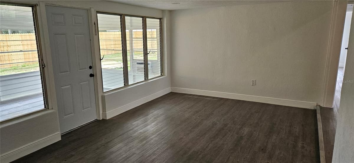 1304 HILLCREST DRIVE — photo 10 of 21