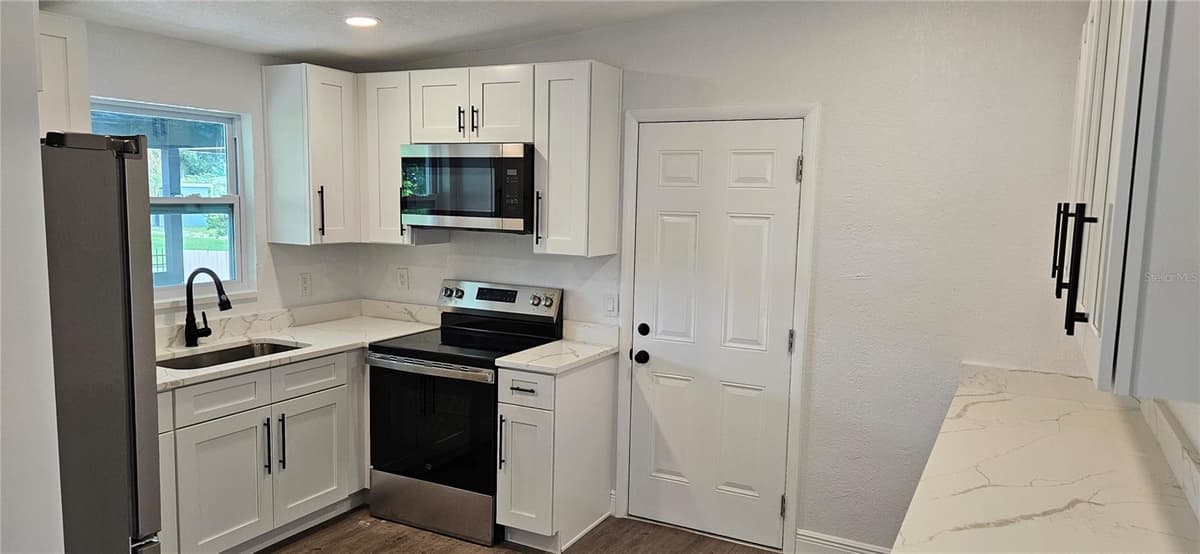 1304 HILLCREST DRIVE — photo 4 of 21