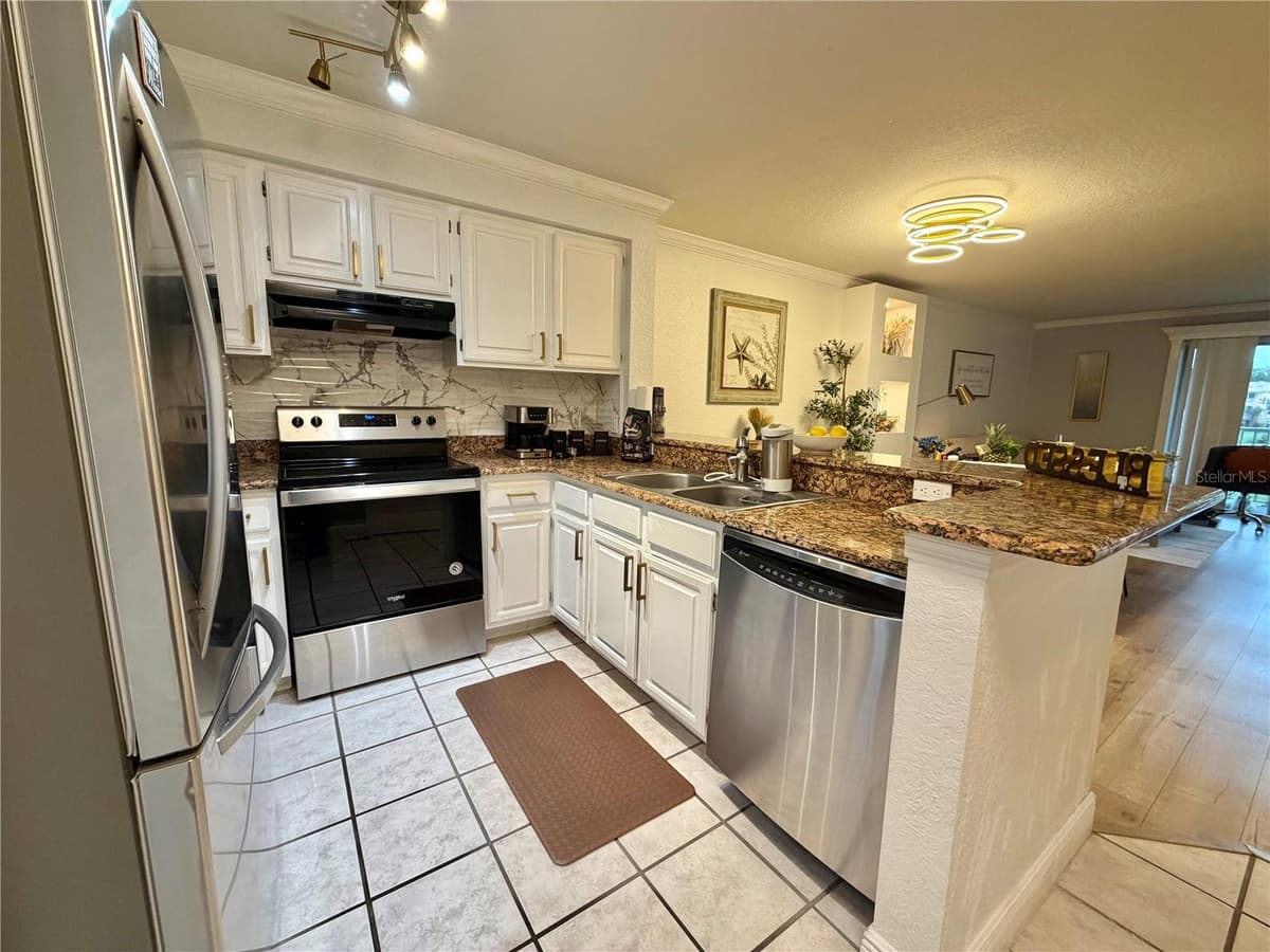 14049 FAIRWAY ISLAND DRIVE — photo 12 of 25