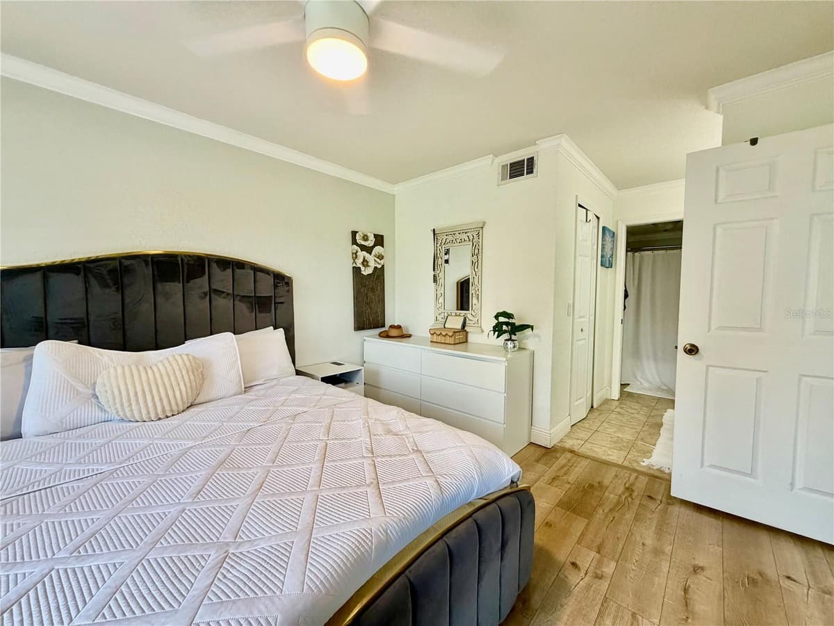 14049 FAIRWAY ISLAND DRIVE — photo 15 of 25