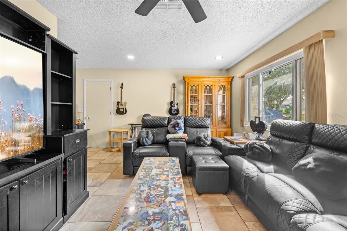 10196 HEATHCLIFF STREET — photo 8 of 32