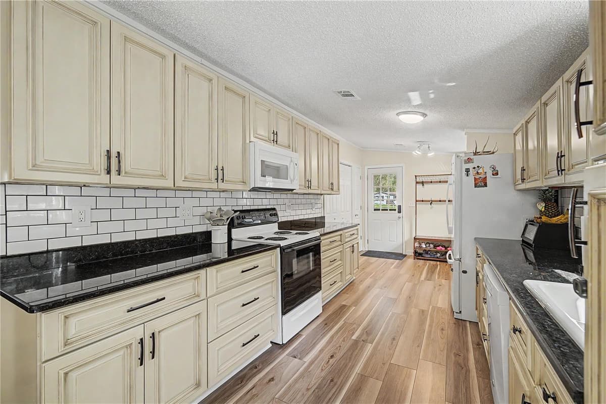 3935 EWELL ROAD — photo 8 of 37