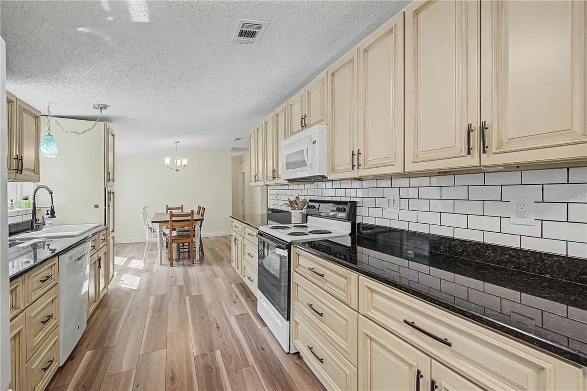 3935 EWELL ROAD — photo 11 of 37