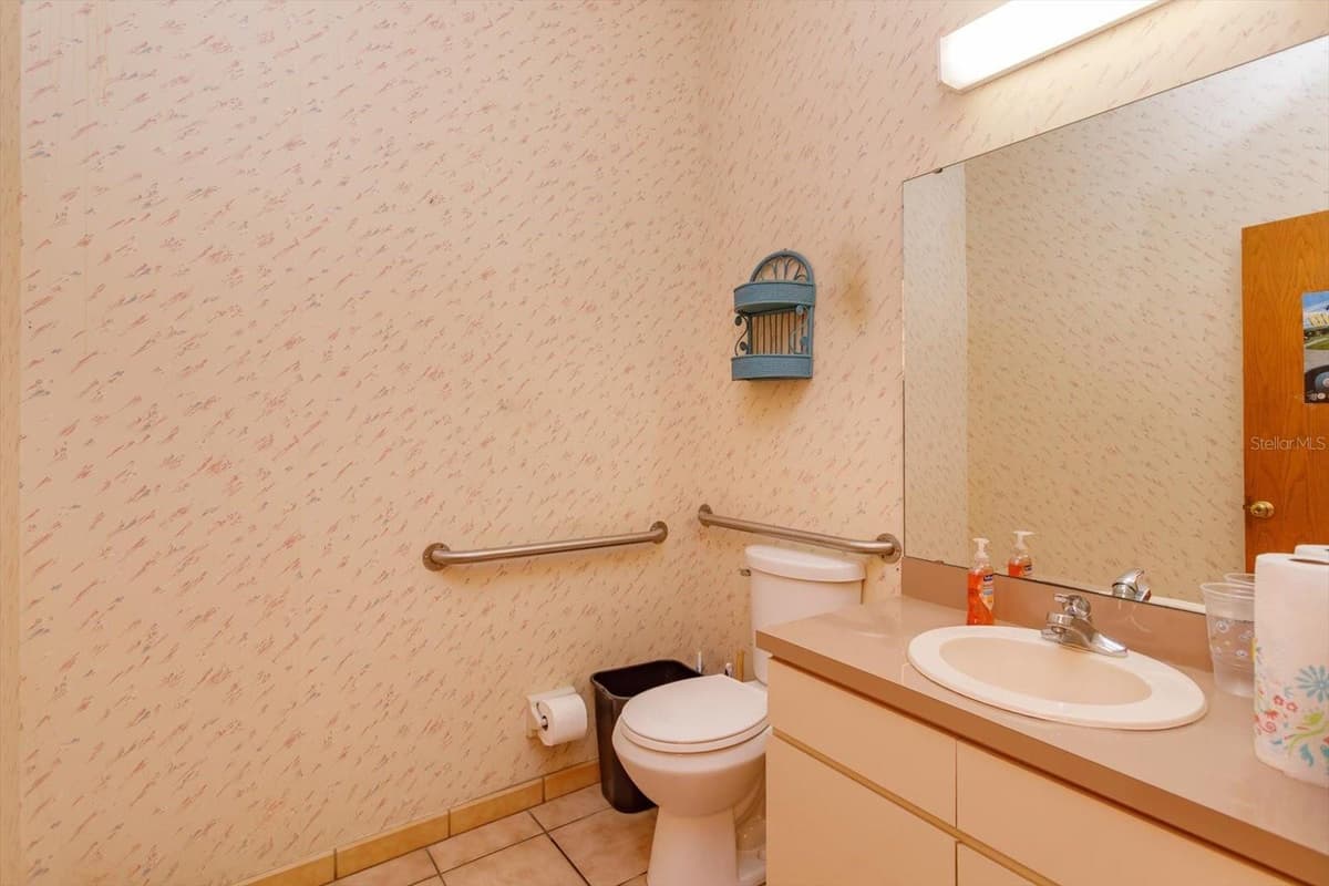 200 THORNTON AVENUE — photo 16 of 21