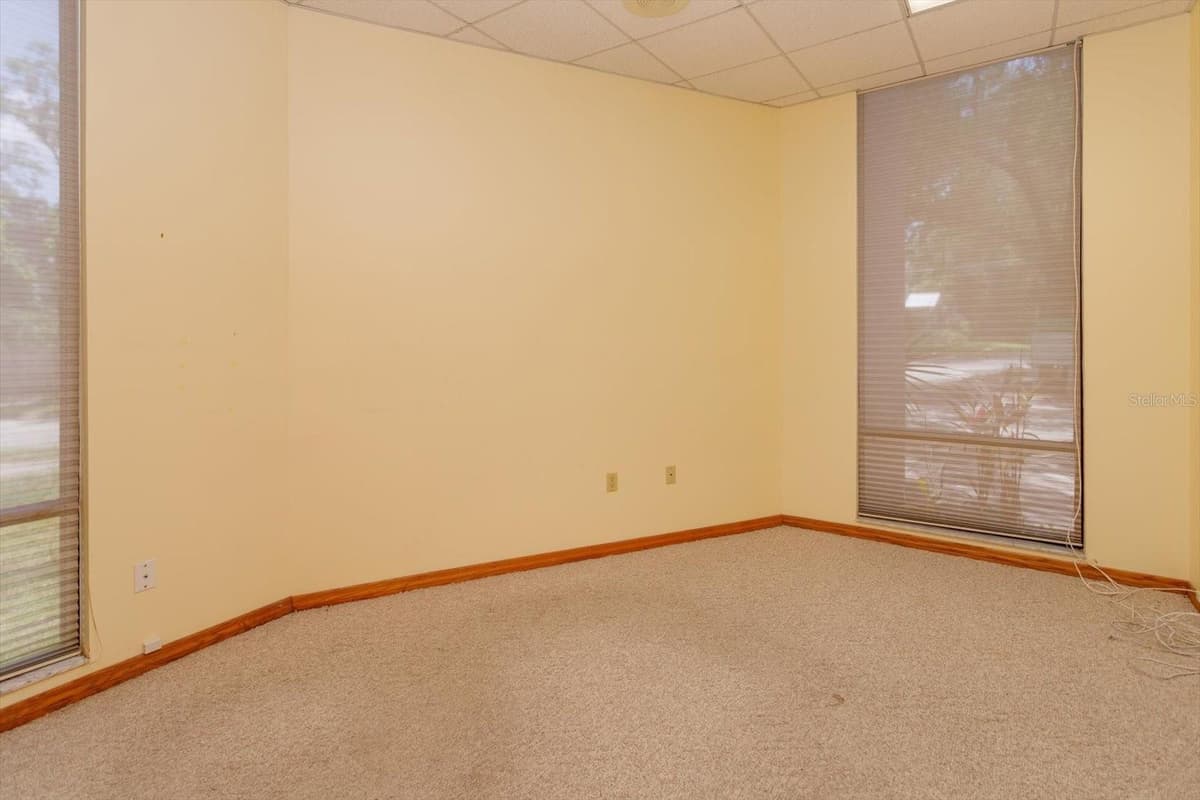 200 THORNTON AVENUE — photo 17 of 21
