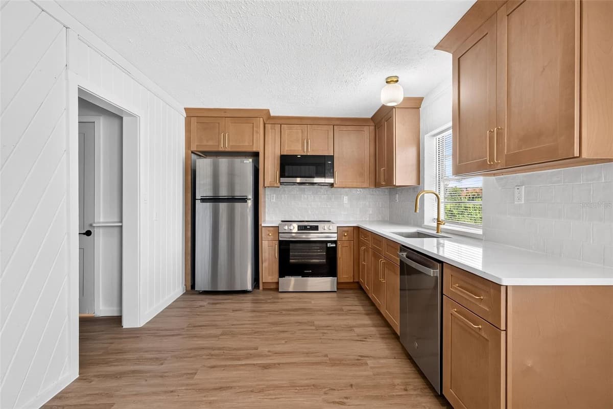 1202 CAROLINE STREET — photo 4 of 12