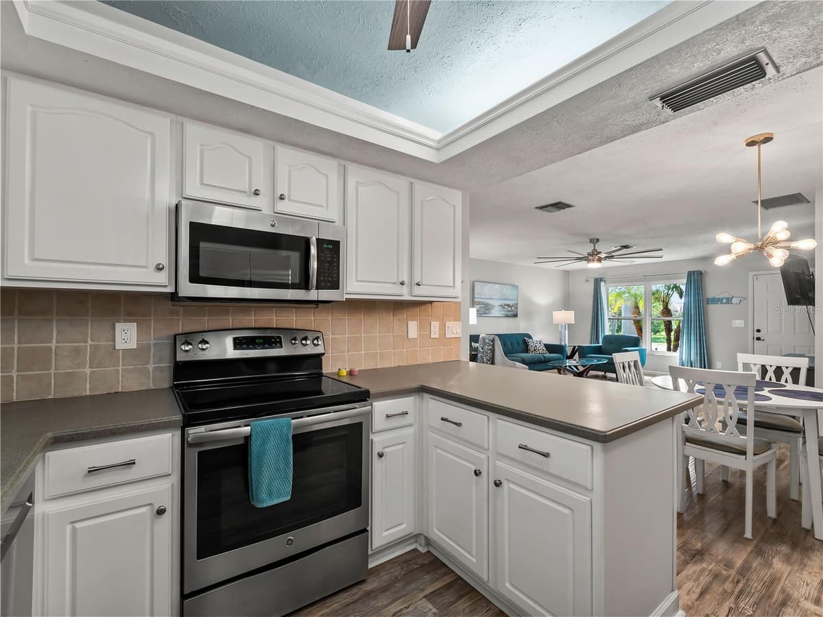 251 PLANTATION ROAD — photo 10 of 54