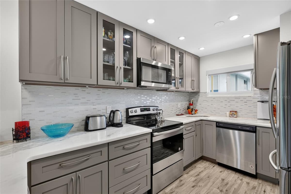 2155 WOOD STREET — photo 6 of 55