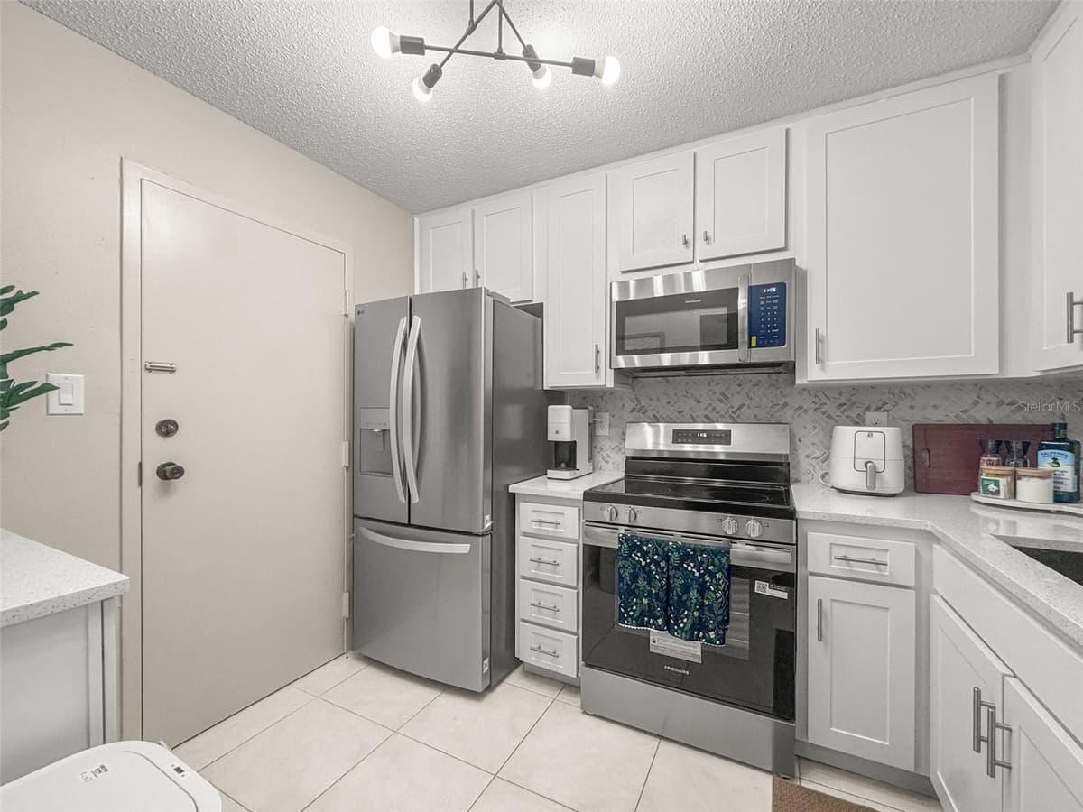 2700 BAYSHORE BOULEVARD — photo 4 of 73