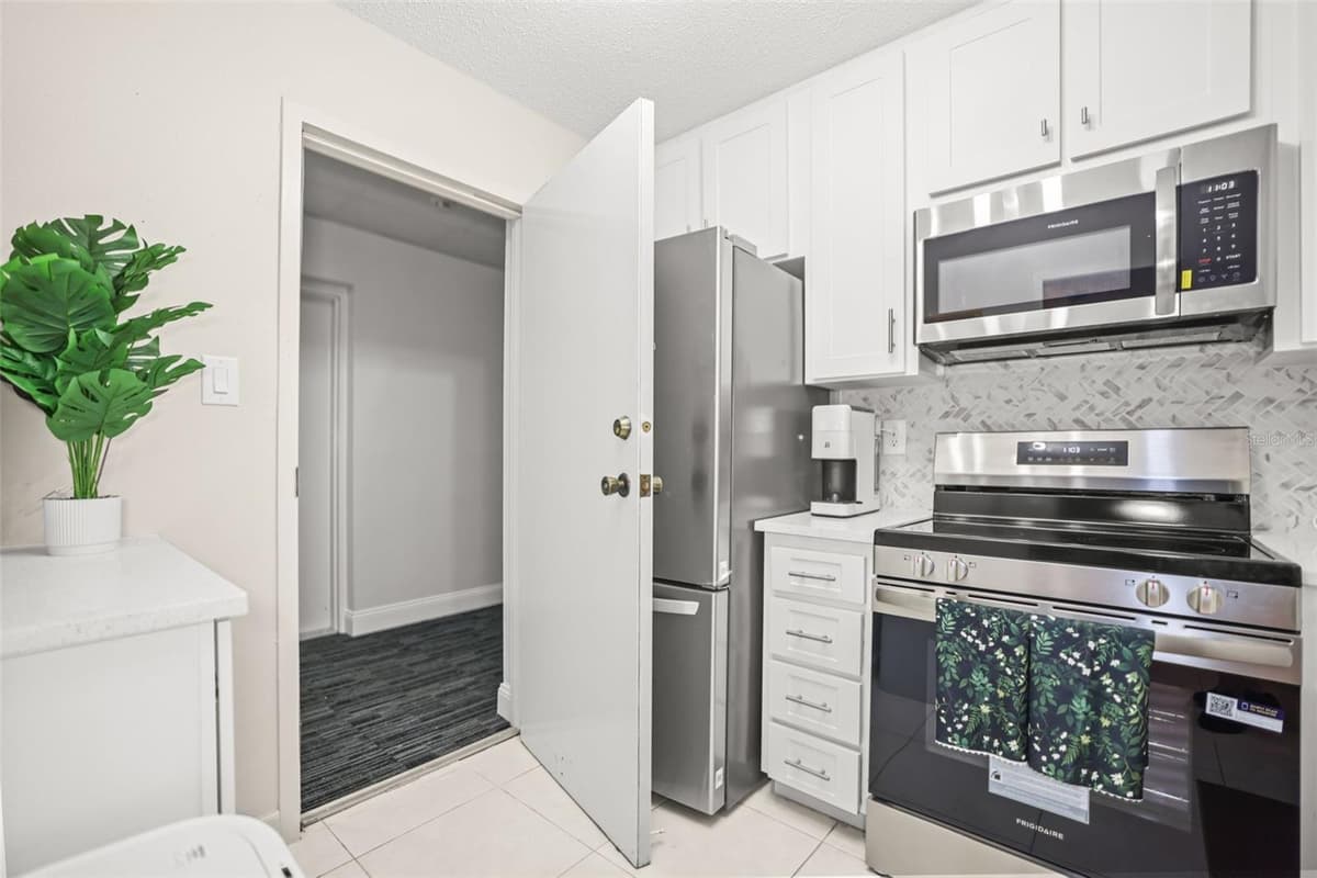 2700 BAYSHORE BOULEVARD — photo 10 of 73