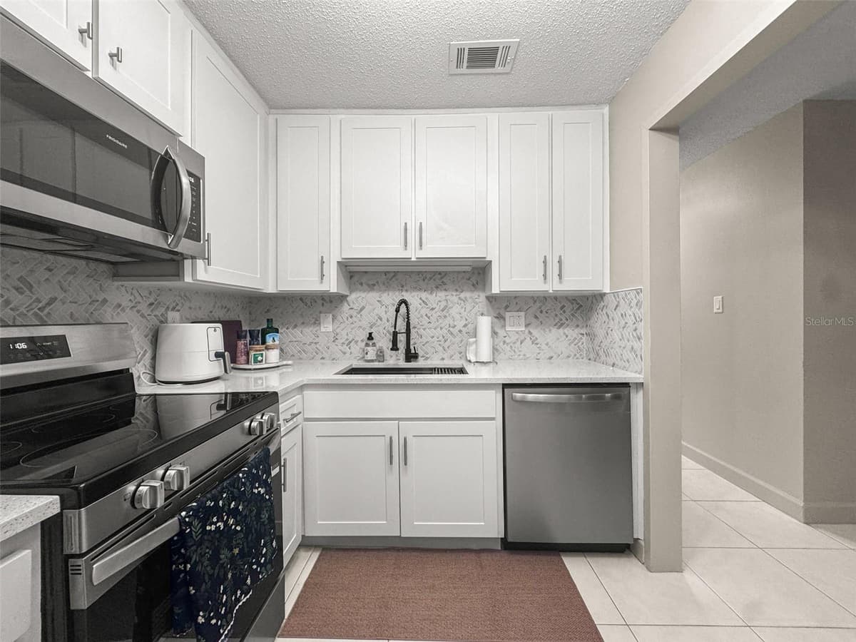 2700 BAYSHORE BOULEVARD — photo 9 of 73