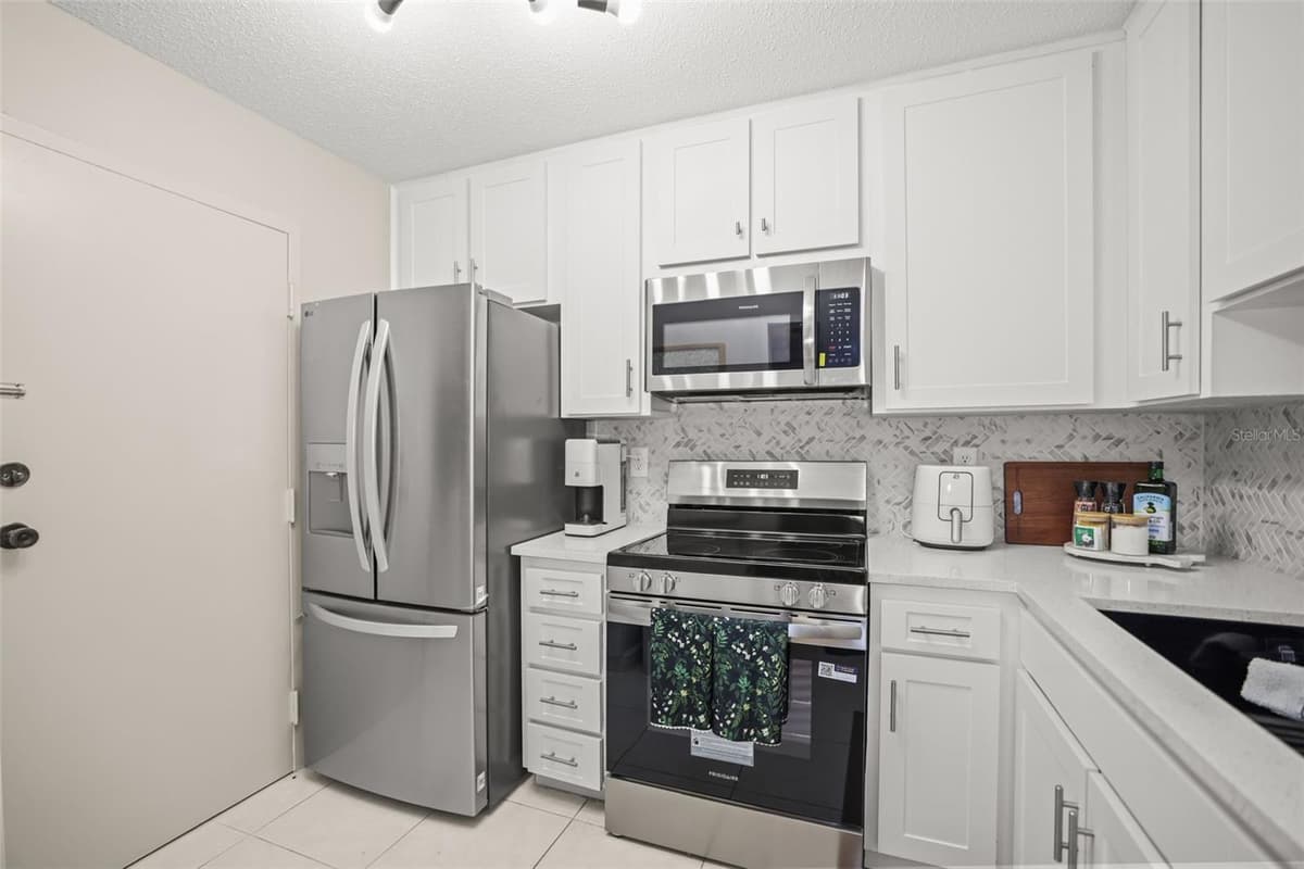2700 BAYSHORE BOULEVARD — photo 7 of 73