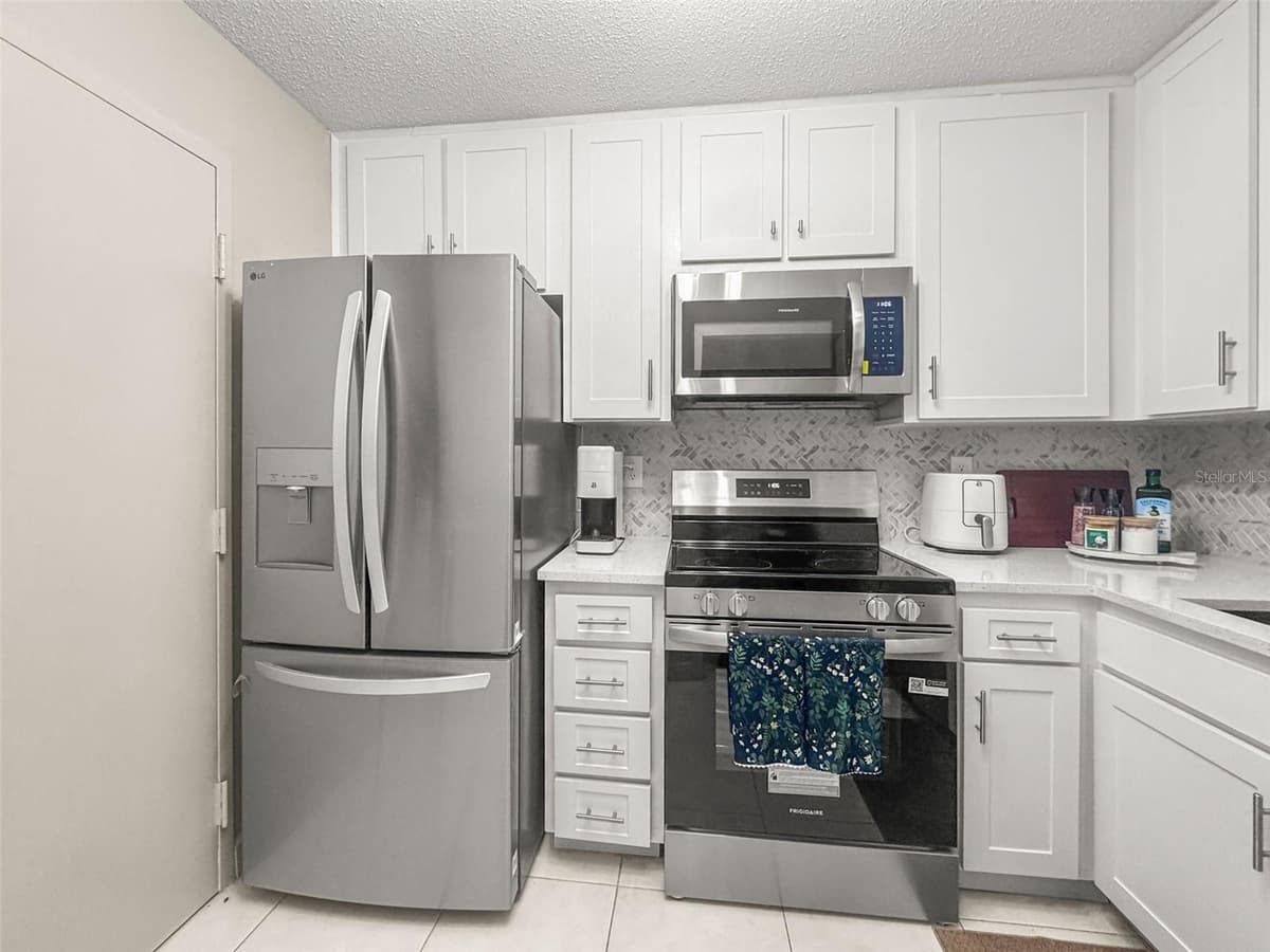 2700 BAYSHORE BOULEVARD — photo 3 of 73