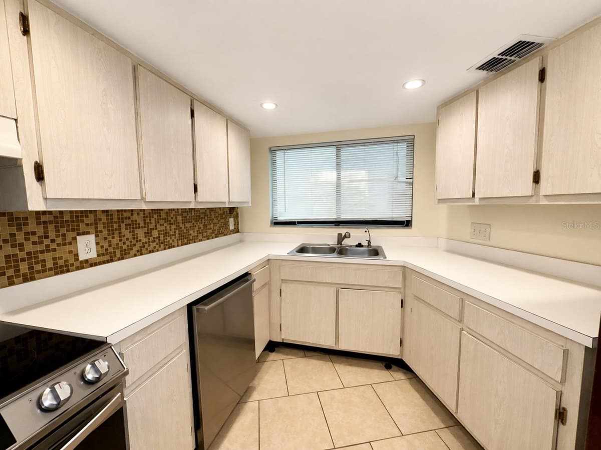 1068 LOTUS PARKWAY — photo 4 of 17