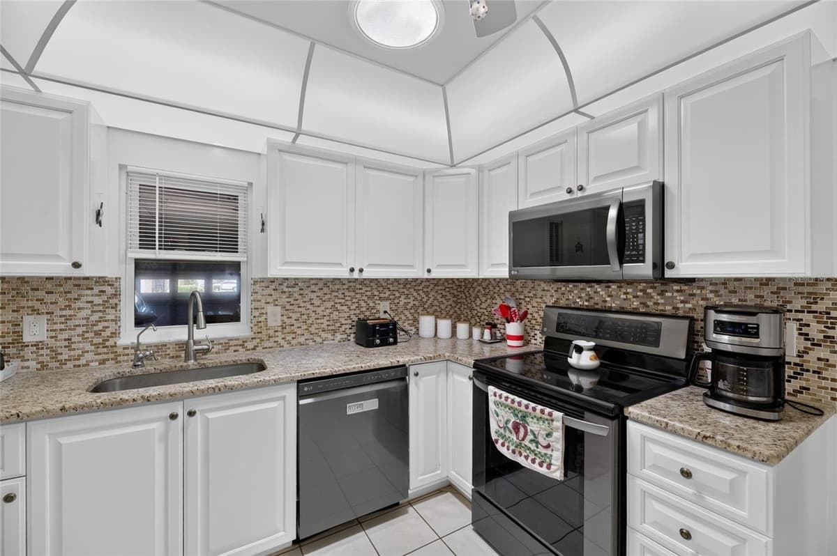 907 BLUEWATER DRIVE — photo 14 of 36